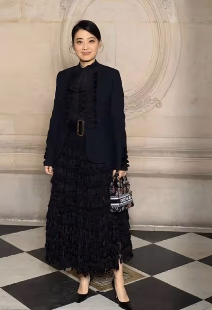梅婷帶女兒見世面!47歲她眼紋明顯,9歲女兒和媽媽一樣氣質高級