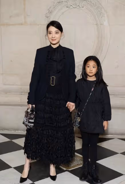 梅婷帶女兒見世面!47歲她眼紋明顯,9歲女兒和媽媽一樣氣質高級