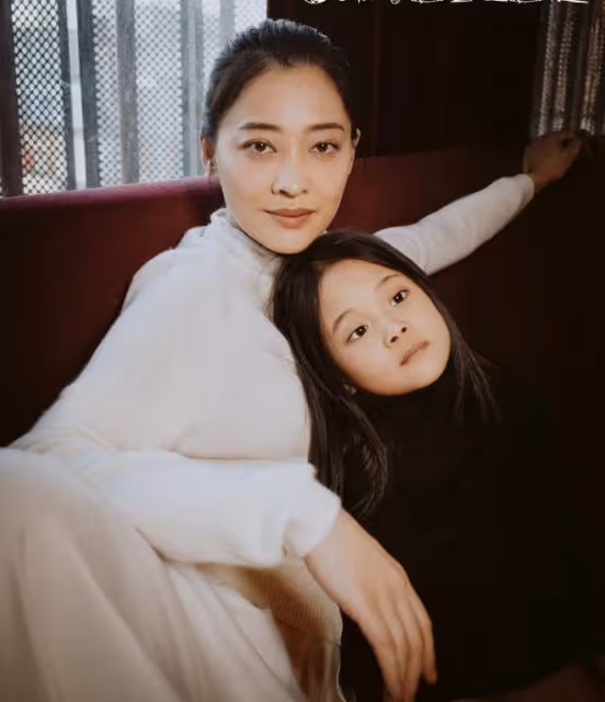 梅婷帶女兒見世面!47歲她眼紋明顯,9歲女兒和媽媽一樣氣質高級