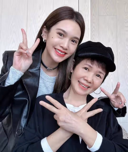楊丞琳給媽媽過66歲生日,倆人同框模樣很像,媽媽素顏出鏡顯年輕