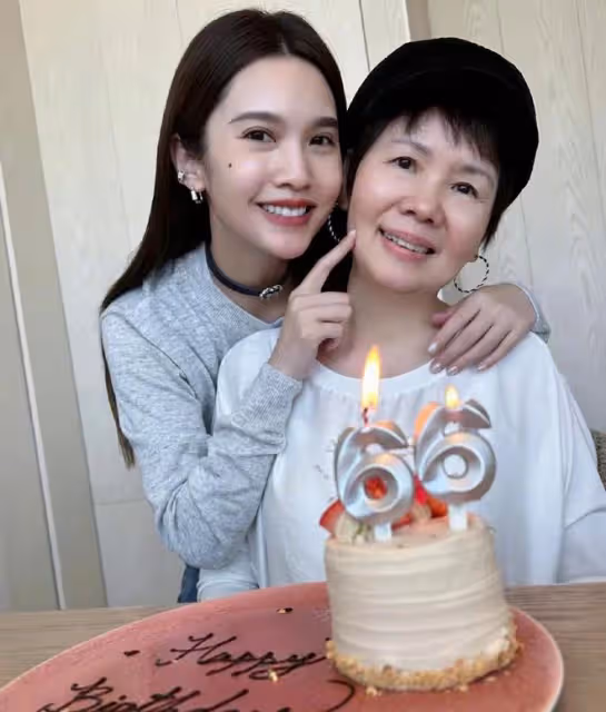 楊丞琳給媽媽過66歲生日,倆人同框模樣很像,媽媽素顏出鏡顯年輕