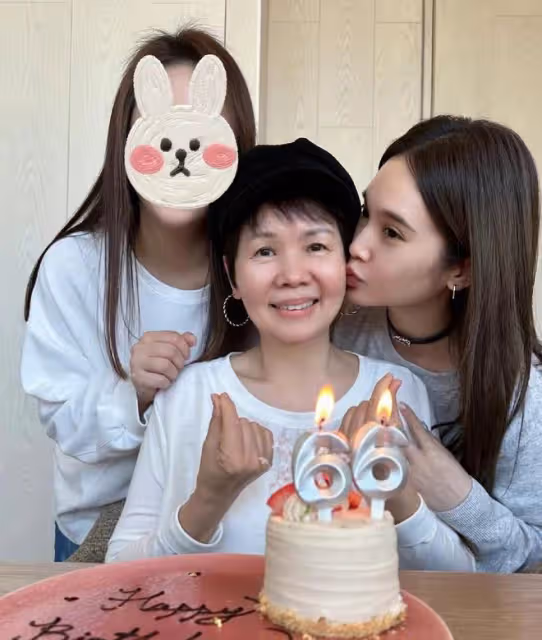 楊丞琳給媽媽過66歲生日,倆人同框模樣很像,媽媽素顏出鏡顯年輕