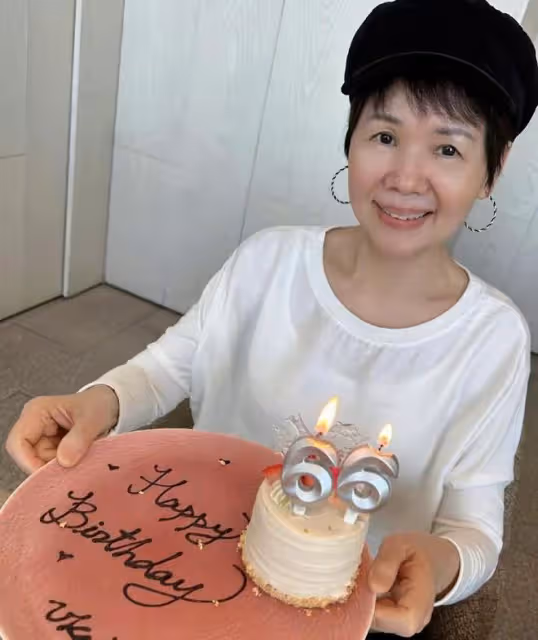 楊丞琳給媽媽過66歲生日,倆人同框模樣很像,媽媽素顏出鏡顯年輕