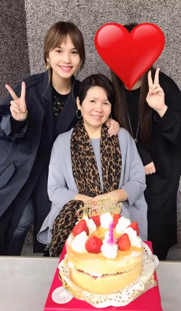 楊丞琳給媽媽過66歲生日,倆人同框模樣很像,媽媽素顏出鏡顯年輕