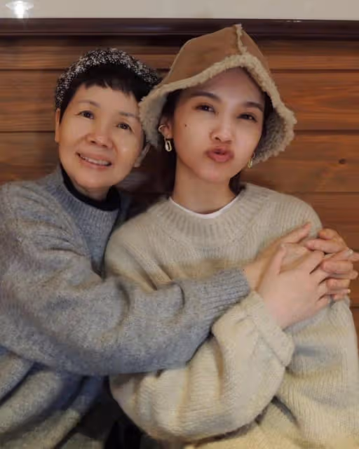 楊丞琳給媽媽過66歲生日,倆人同框模樣很像,媽媽素顏出鏡顯年輕