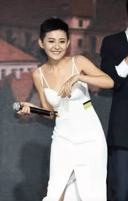 熱依扎換新髮型認不出!穿開衩裙留短髮又帥又欲,同框王麗坤不輸