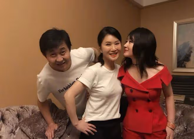 楊鈺瑩在付笛聲家做客!51歲她穿紅色如少女,同框54歲任靜像母女