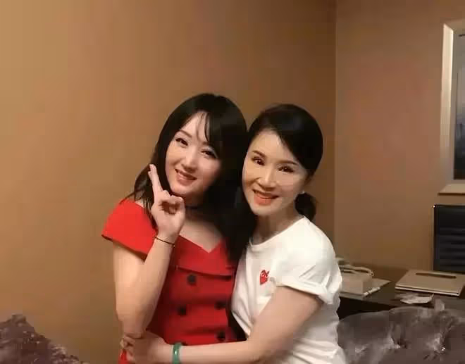 楊鈺瑩在付笛聲家做客!51歲她穿紅色如少女,同框54歲任靜像母女