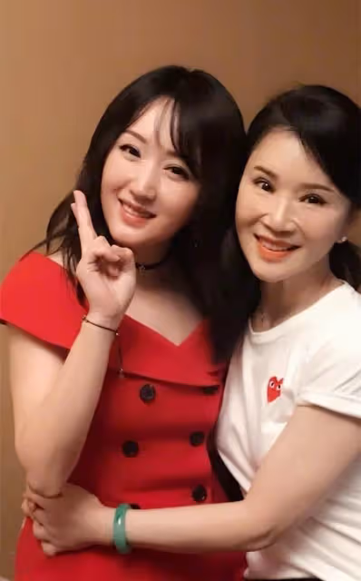 楊鈺瑩在付笛聲家做客!51歲她穿紅色如少女,同框54歲任靜像母女
