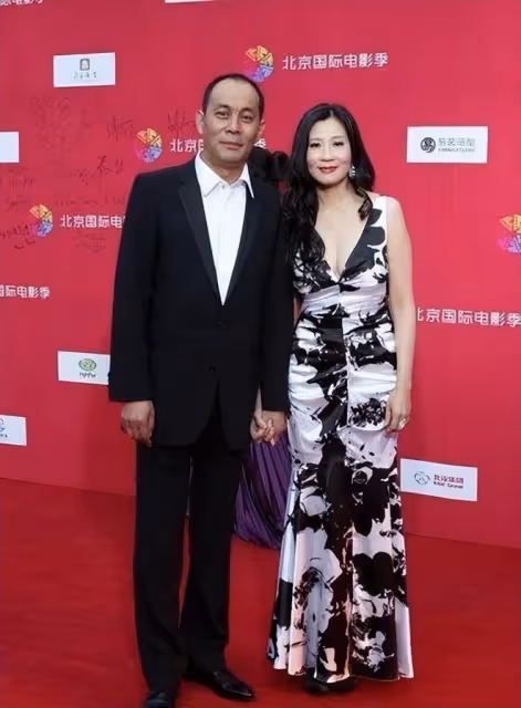 張光北相守30年的老婆原來是她!58歲的她風情萬種,真娶到寶了