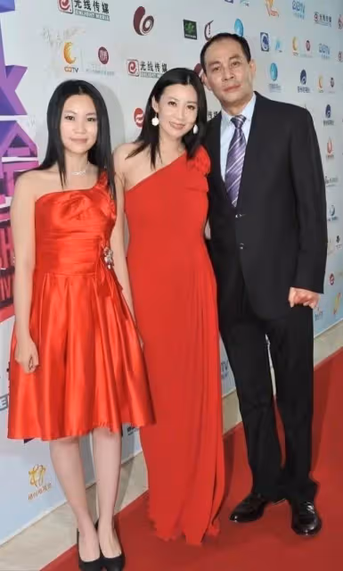 張光北相守30年的老婆原來是她!58歲的她風情萬種,真娶到寶了
