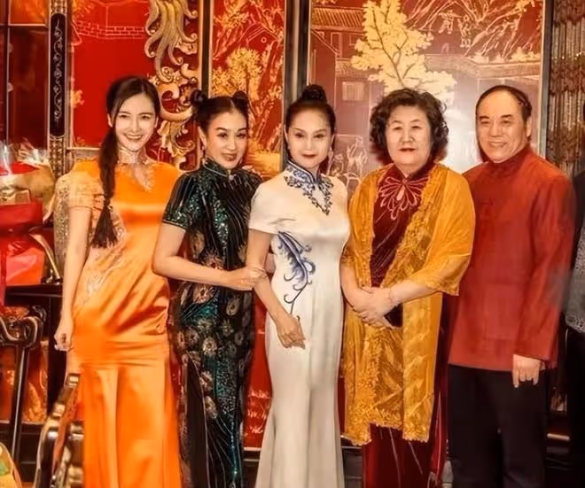 鍾麗緹全家福曝光!她和婆婆像祖孫隔代人,一個像少女一個真奶奶