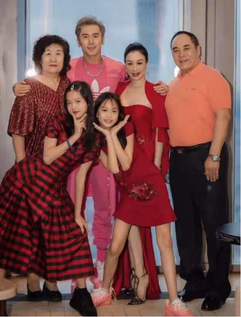 鍾麗緹全家福曝光!她和婆婆像祖孫隔代人,一個像少女一個真奶奶