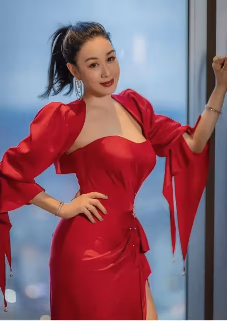 鍾麗緹全家福曝光!她和婆婆像祖孫隔代人,一個像少女一個真奶奶