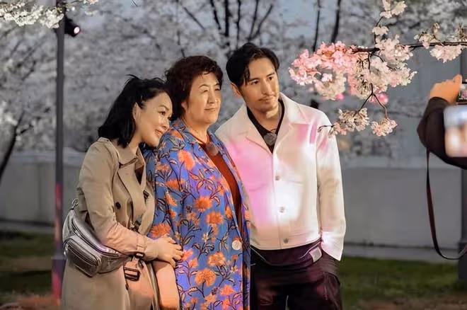 鍾麗緹全家福曝光!她和婆婆像祖孫隔代人,一個像少女一個真奶奶