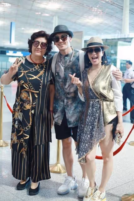 鍾麗緹全家福曝光!她和婆婆像祖孫隔代人,一個像少女一個真奶奶