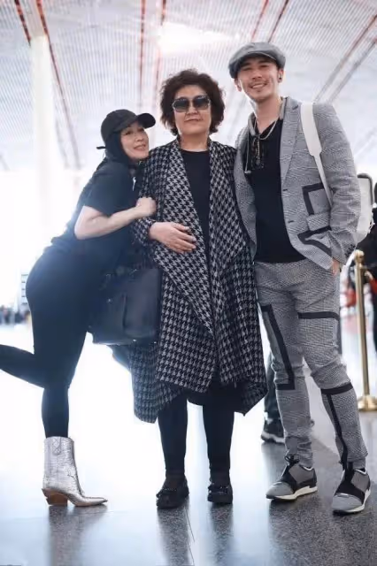 鍾麗緹全家福曝光!她和婆婆像祖孫隔代人,一個像少女一個真奶奶