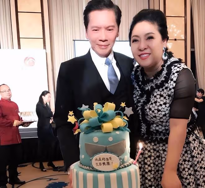 向太素顏居然很漂亮!穿襯衫戴蝴蝶結像年輕姑娘,64歲還有少女肌