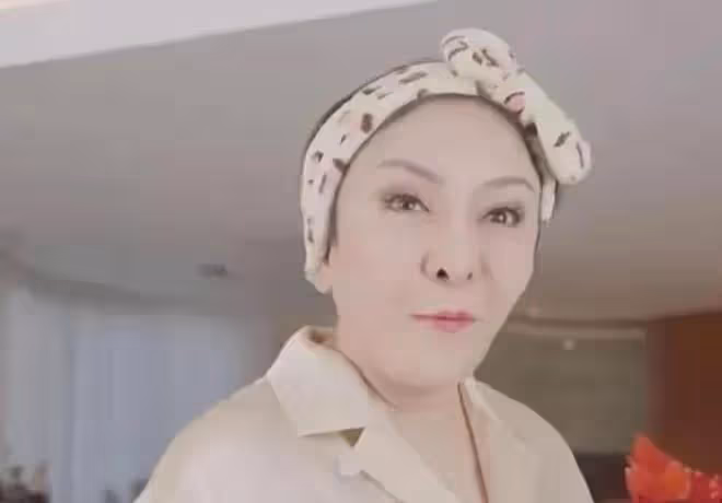 向太素顏居然很漂亮!穿襯衫戴蝴蝶結像年輕姑娘,64歲還有少女肌