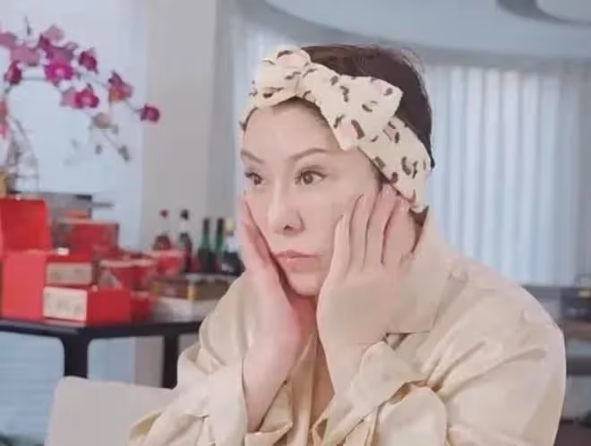 向太素顏居然很漂亮!穿襯衫戴蝴蝶結像年輕姑娘,64歲還有少女肌