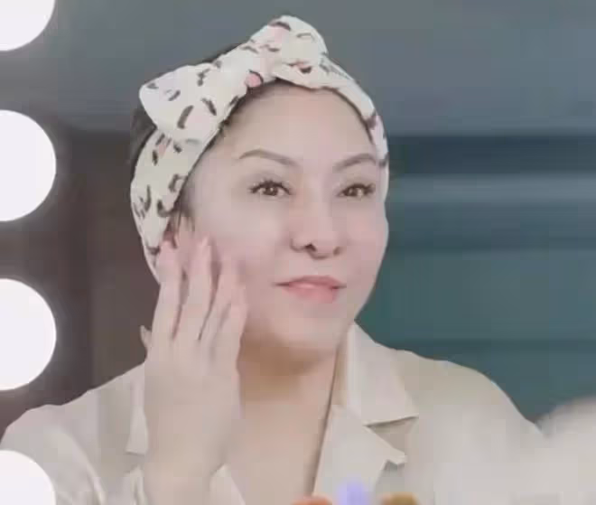 向太素顏居然很漂亮!穿襯衫戴蝴蝶結像年輕姑娘,64歲還有少女肌