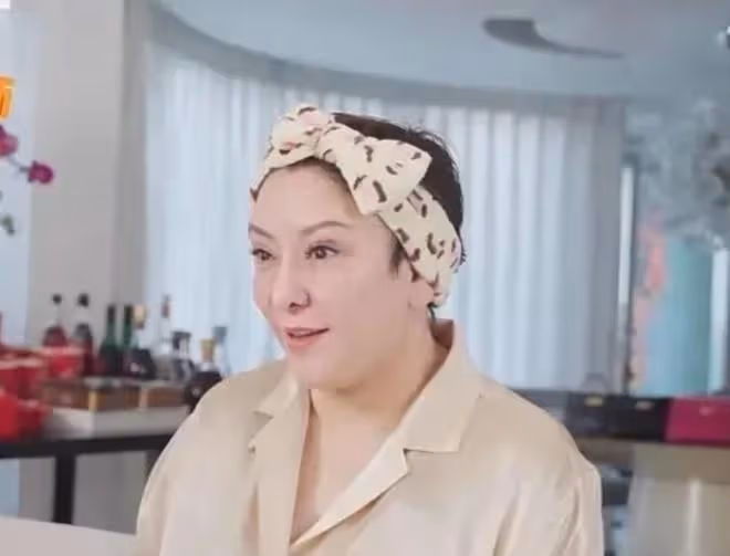 向太素顏居然很漂亮!穿襯衫戴蝴蝶結像年輕姑娘,64歲還有少女肌
