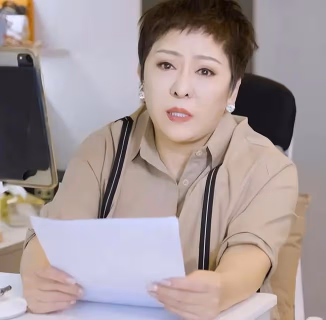 向太素顏居然很漂亮!穿襯衫戴蝴蝶結像年輕姑娘,64歲還有少女肌