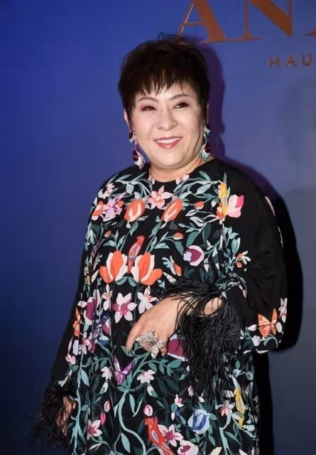 向太素顏居然很漂亮!穿襯衫戴蝴蝶結像年輕姑娘,64歲還有少女肌