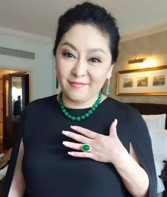 向太素顏居然很漂亮!穿襯衫戴蝴蝶結像年輕姑娘,64歲還有少女肌
