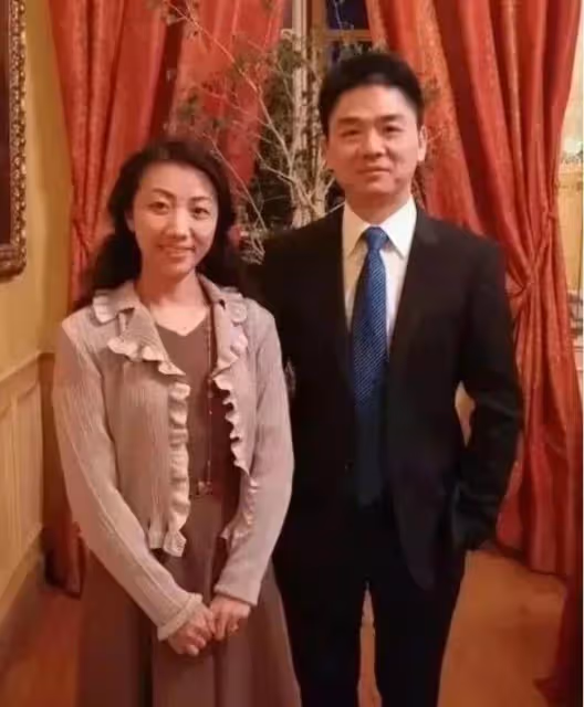 劉強東與龔曉京時隔多年再同框!龔曉京穿著樸素,氣質優雅成熟