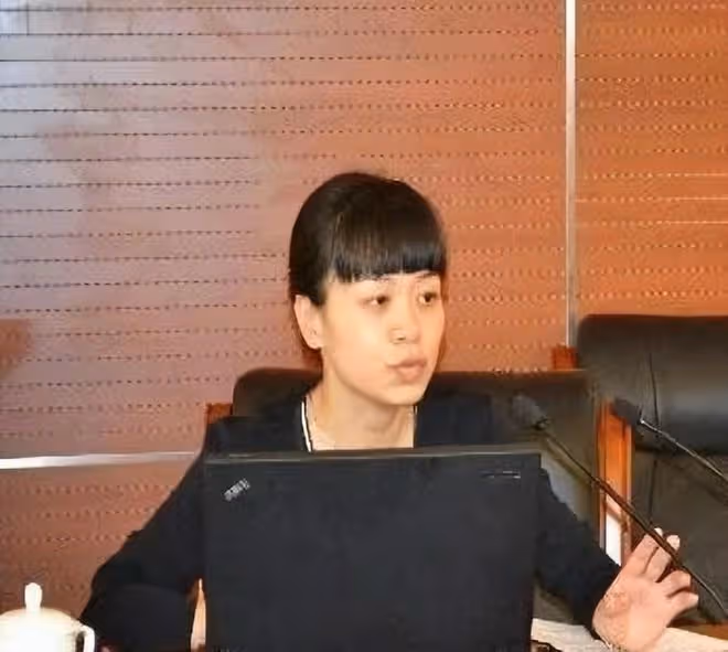 劉強東與龔曉京時隔多年再同框!龔曉京穿著樸素,氣質優雅成熟