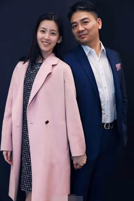 劉強東與龔曉京時隔多年再同框!龔曉京穿著樸素,氣質優雅成熟