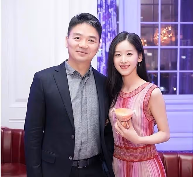劉強東與龔曉京時隔多年再同框!龔曉京穿著樸素,氣質優雅成熟