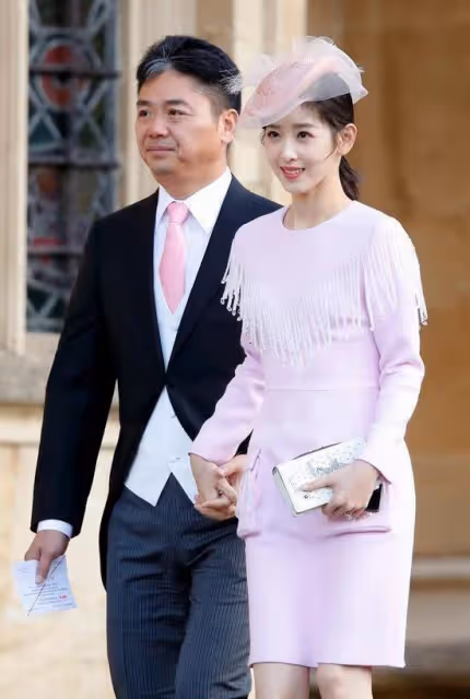 劉強東與龔曉京時隔多年再同框!龔曉京穿著樸素,氣質優雅成熟
