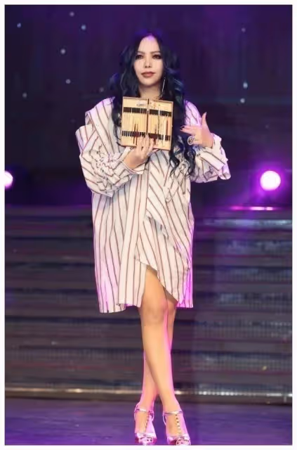 張惠妹暴瘦60斤好驚艷!穿西裝露「筷子腿」盡顯魅力,像換了個人