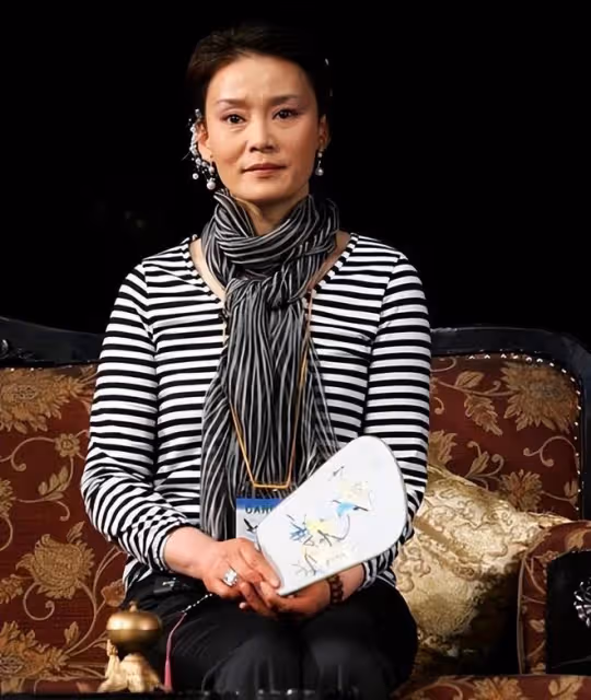 被潘虹的老年狀態驚艷到:69歲頭髮花白,穿衣極簡卻高級有氣質