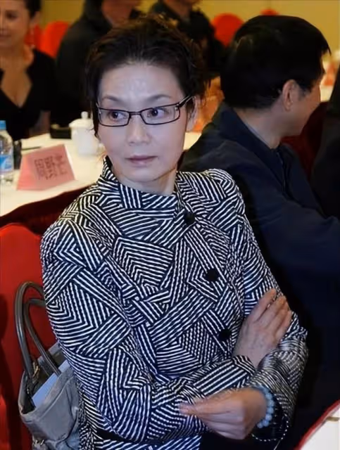 被潘虹的老年狀態驚艷到:69歲頭髮花白,穿衣極簡卻高級有氣質