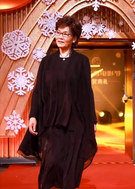 被潘虹的老年狀態驚艷到:69歲頭髮花白,穿衣極簡卻高級有氣質