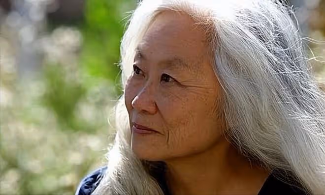 被潘虹的老年狀態驚艷到：69歲頭髮花白，穿衣極簡卻高級有氣質