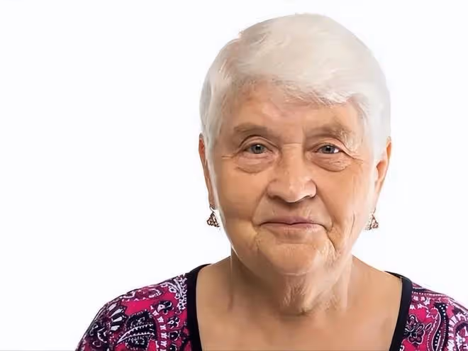 被潘虹的老年狀態驚艷到：69歲頭髮花白，穿衣極簡卻高級有氣質