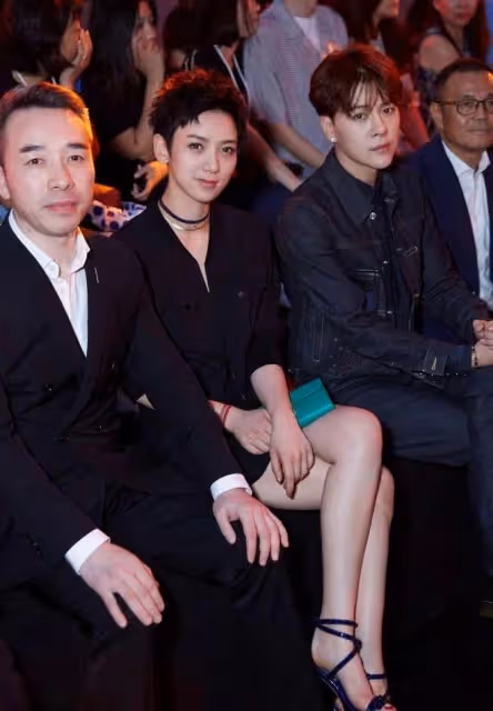 劉愷威與新女友高調亮相!穿情侶裝笑成月牙眼,新女友好漂亮