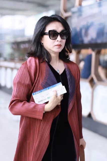 金星終於時髦,穿長款外套配連衣裙走機場,齊肩髮型超有女人味
