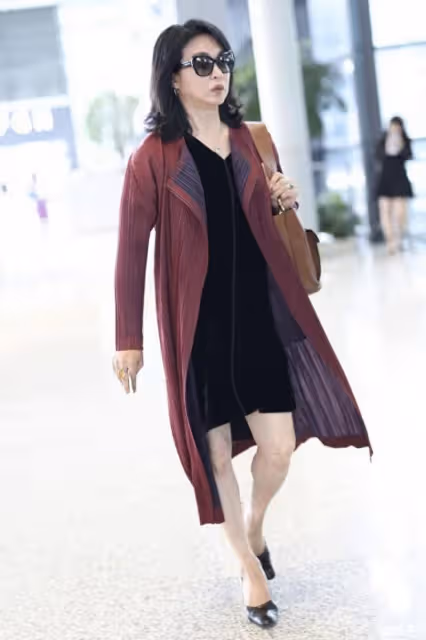 金星終於時髦,穿長款外套配連衣裙走機場,齊肩髮型超有女人味