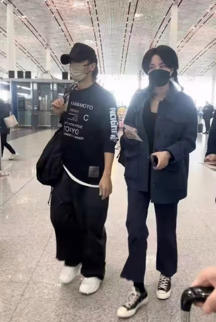 不愧是親兒子!謝霆鋒帶長子度假,時隔10首與長子同框,臉似複製
