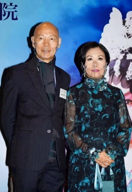 汪明荃羅家英夫婦罕見亮相,穿花裙變芭比貴婦,狀態一點不像75歲