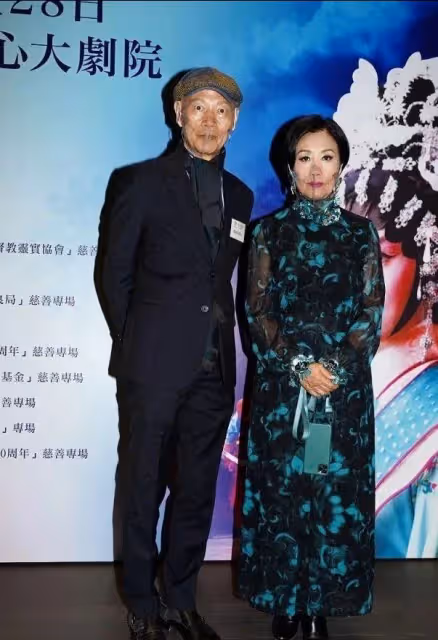 汪明荃羅家英夫婦罕見亮相,穿花裙變芭比貴婦,狀態一點不像75歲