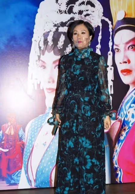 汪明荃羅家英夫婦罕見亮相,穿花裙變芭比貴婦,狀態一點不像75歲