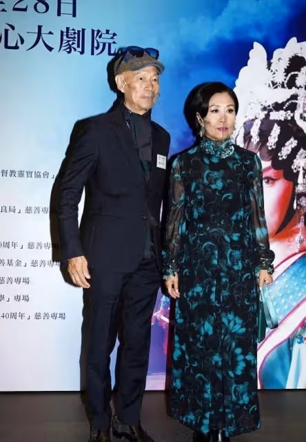 汪明荃羅家英夫婦罕見亮相,穿花裙變芭比貴婦,狀態一點不像75歲