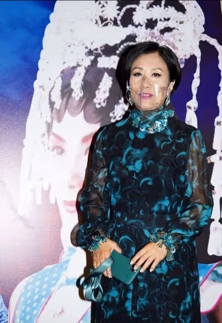 汪明荃羅家英夫婦罕見亮相,穿花裙變芭比貴婦,狀態一點不像75歲