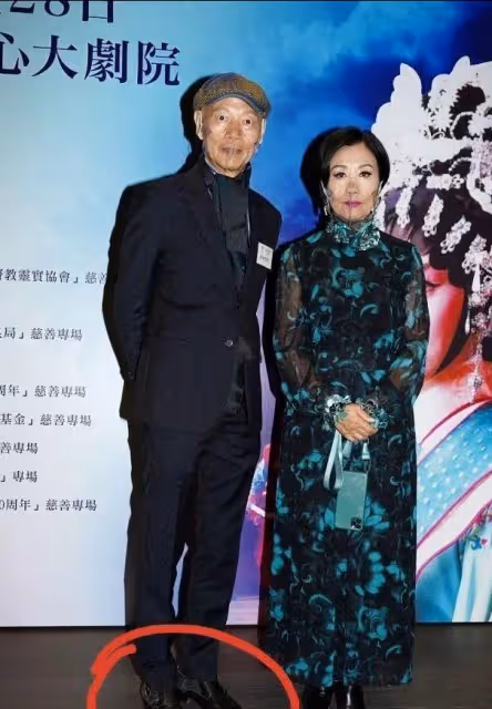 汪明荃羅家英夫婦罕見亮相,穿花裙變芭比貴婦,狀態一點不像75歲